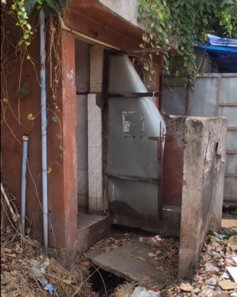 চন্দ্রকোনা রোডে মহিলাদের টয়লেটর দরজা দীর্ঘ দিন ধরে ভগ্ন অবস্থায়!