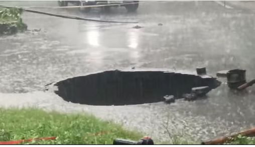 দুর্গাপুর ইস্পাত নগরীর সেকেন্ডারি কণিষ্ক মোড় সংলগ্ন প্রধান রাস্তায় বিশাল গর্তের ধস নেমেছে বলে  অভিযোগ!