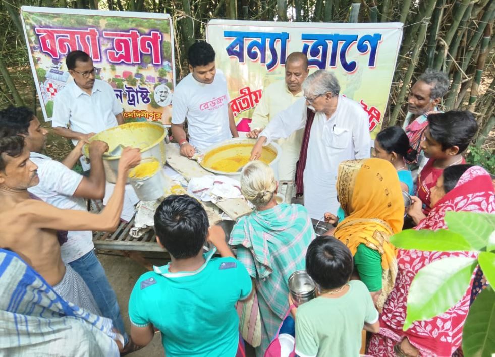 ঘাটাল রেডক্রশ সোসাইটি ও গান্ধি মিশনের  উদ্যোগে কমিউনিটি কিচেনের মাধ্যমে খাবার বিতরণ!