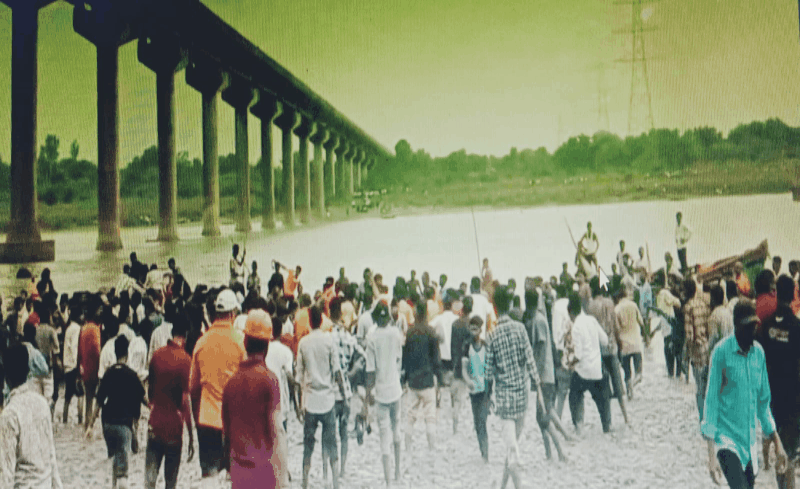 গুজরাতে নদীতে ভেঙে পড়ল সেতু, হুড়মুড়িয়ে নীচে পড়ল একের পর এক গাড়ি! মৃত-১০,আহত....