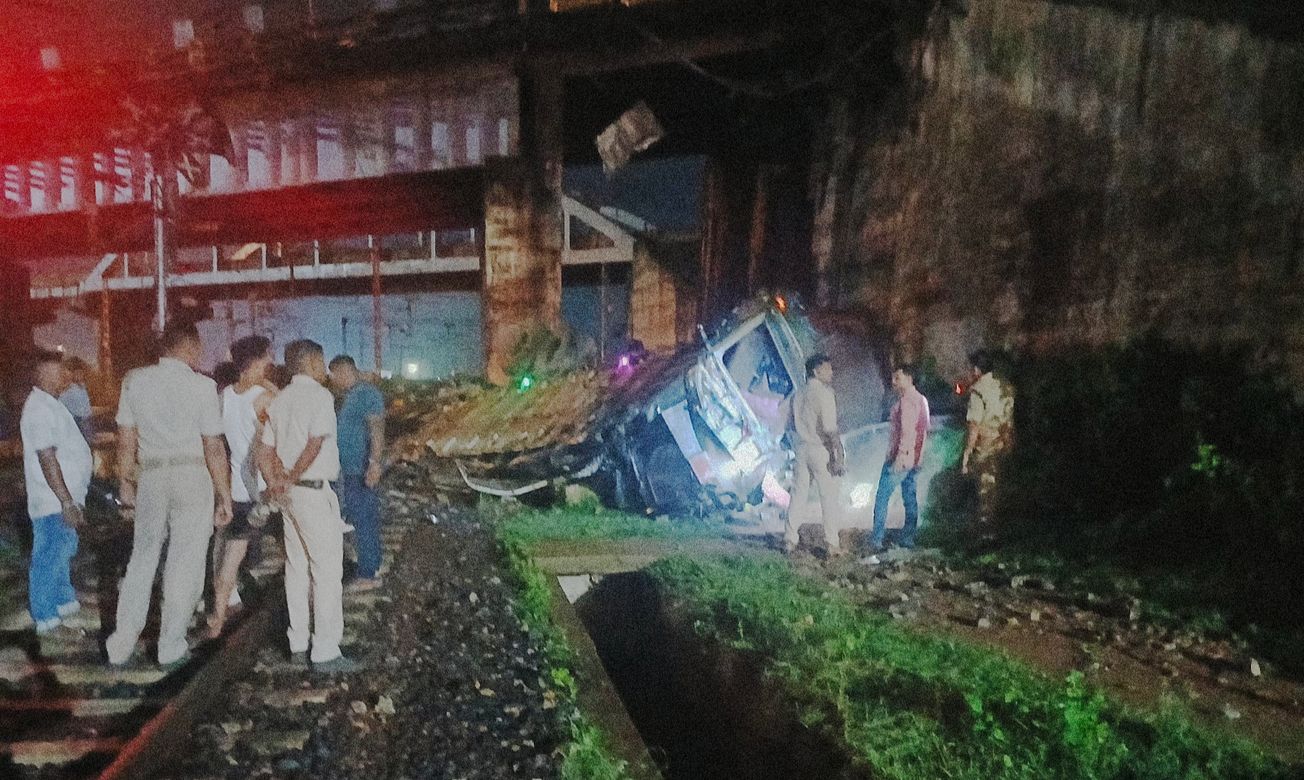 খড়গপুরের নিমপুরায় রড বোঝাই  ট্রাক ফ্লাইওভারের রেলিং ভেঙে রেললাইনে পড়ে গেল! চালকের মৃত্যু,খালাসির অবস্থা আশঙ্কাজনক!