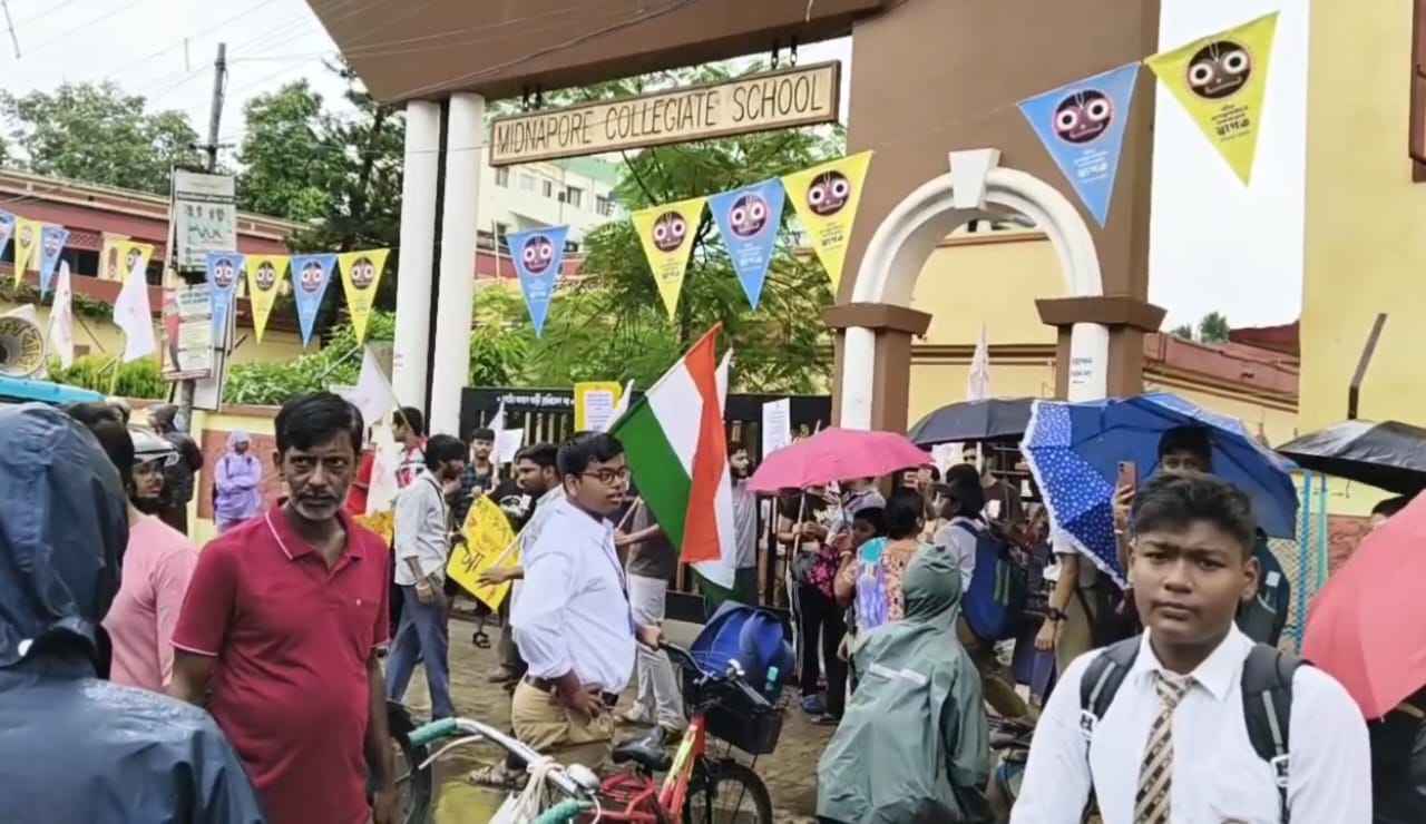 স্কুল-কলেজের গেট বন্ধ করে পিকেটিং ধর্মঘটকারীদের!