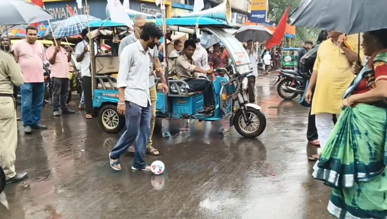 বনধের সমর্থনে শ্লোগান,রাস্তাতেই ফুটবল নিয়ে খেলতে দেখা গেলো বাম কর্মী সমর্থকদের!