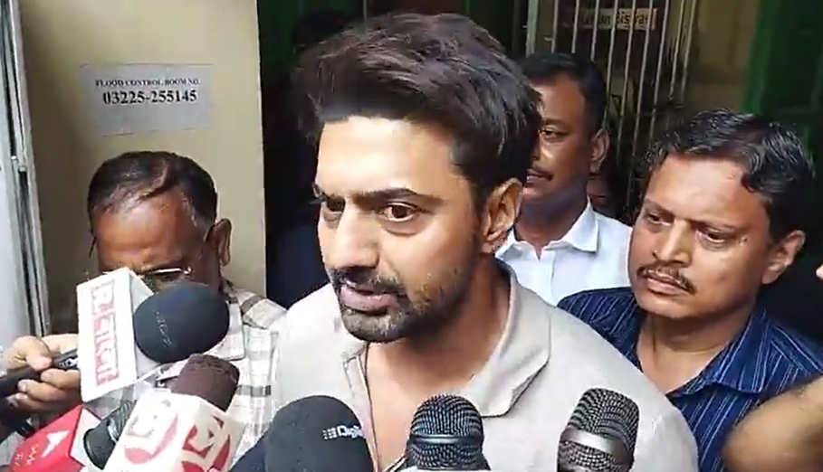 চারিদিকে শুধু জল আর জল,বন্যায় অসহায় সাধারণ মানুষ, কি বললেন সাংসদ দেব!