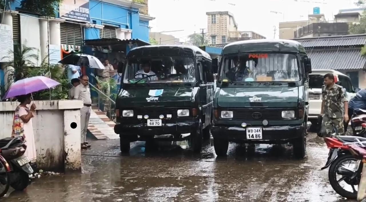 আদিবাসী শিক্ষক মৃত্যুর ঘটনার প্রতিবাদে বিজেপির ঘাটাল সাংগঠনিক জেলার সভাপতি  সহ  ১২ জনকে আটক করে পশ্চিম মেদিনীপুর জেলা পুলিশ!
