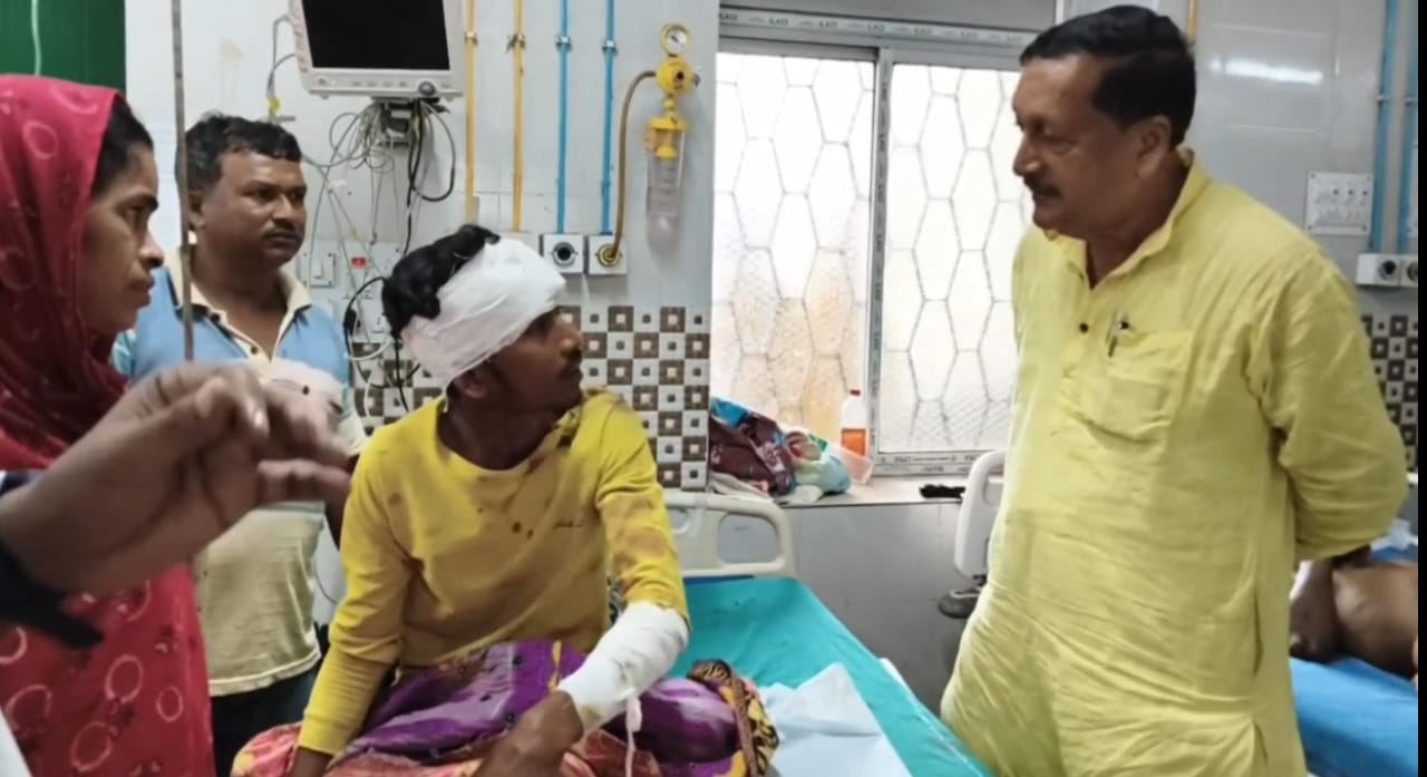 পশ্চিম মেদিনীপুর জেলার চন্দ্রকোনা রোডের মর্মান্তিক পথ দুর্ঘটনার পৌরসভার পক্ষ থেকে খাদ্য ও প্রয়োজনীয় সমস্ত সাহায্যের ব্যবস্থা করা হয়েছে!