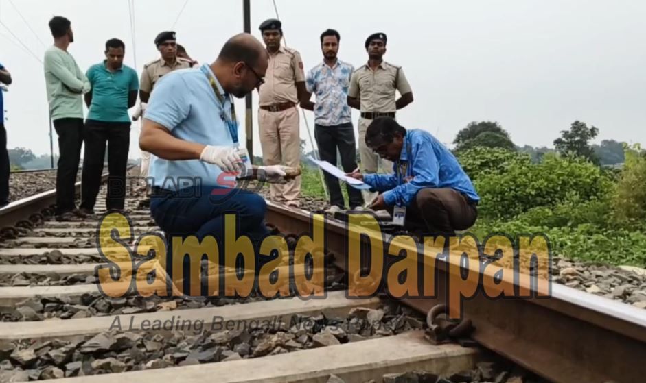 গড়বেতা স্টেশন সংলগ্ন শিলাই হল্টের কাছে রাজধানী এক্সপ্রেস ট্রেন বিকট শব্দে দাড়িয়ে যায়,গ্রানাইট পাথরের উপর সাদা আস্তরণ কীসের?