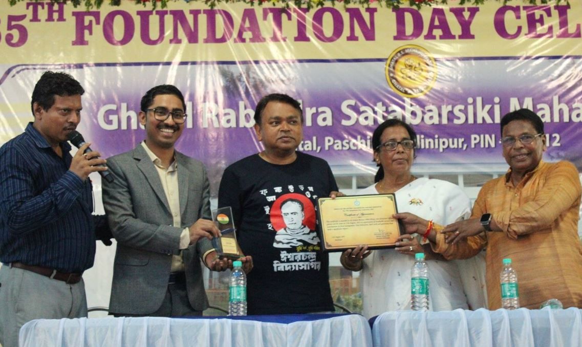 ঘাটালের বন্যায় ত্রাণ কাজের জন্য  ঘাটাল মহকুমা শাসকে পুরষ্কার এবং স্বীকৃতি!