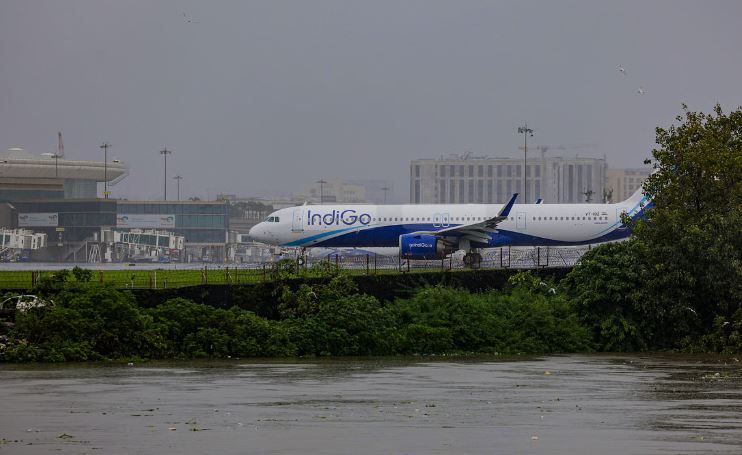 মুম্বাইয়ে টানা বৃষ্টিপাতের ফলে বিমান চলাচল ব্যাহত!