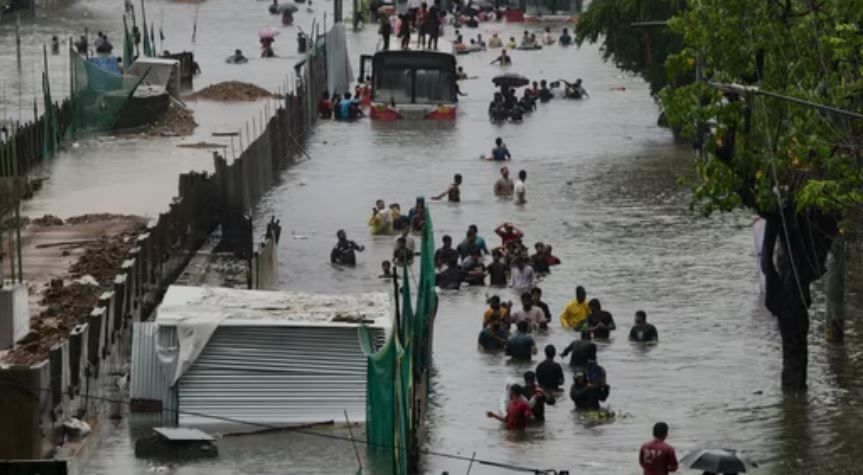 টানা বৃষ্টির জেরে বানভাসি  মুম্বই!