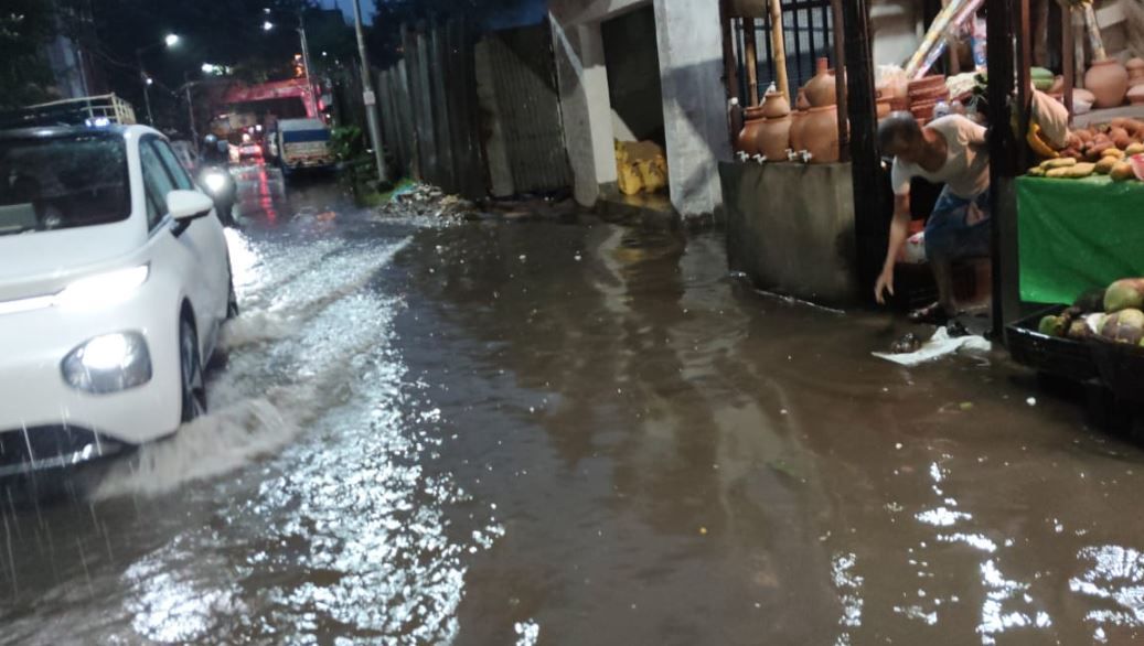 দুপুর থেকেই গোটা কলকাতায় দেখা গেল তুমুল বৃষ্টির ছবি!