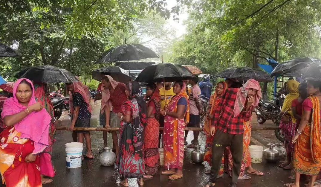 পানীয় জলের দাবিতে গ্রামবাসীদের বিক্ষোভ ঝাড়গ্রামের!