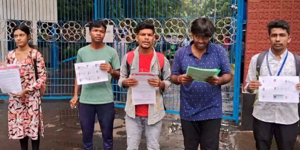 স্কলারশিপ বঞ্চনা ও সেমিস্টার ফি বৃদ্ধির বিরুদ্ধে সরব এস এফ আই!