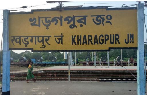 খড়গপুর স্টেশনের ৫ ও ৬ নং প্ল্যাটফর্মে লোহার বিম পড়ে গিয়ে মৃত্যু নাবালকের!