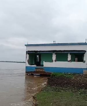 ভয়াবহ ভাঙনের কবলে পড়েছে ঝাড়গ্রাম জেলার গোপীবল্লভপুর থানার অন্তর্গত মালিঞ্চা গ্রাম!