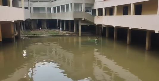 ভারী বৃষ্টিতে আবারও বন্যার জল স্কুলে প্রবেশ করেছে ঘাটালে!