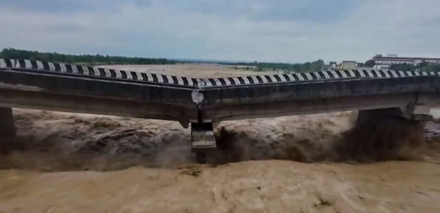 ভারী বৃষ্টিতে কারণে  জম্মু-পাঠানকোট হাইওয়ের সেতু ক্ষতিগ্রস্ত!