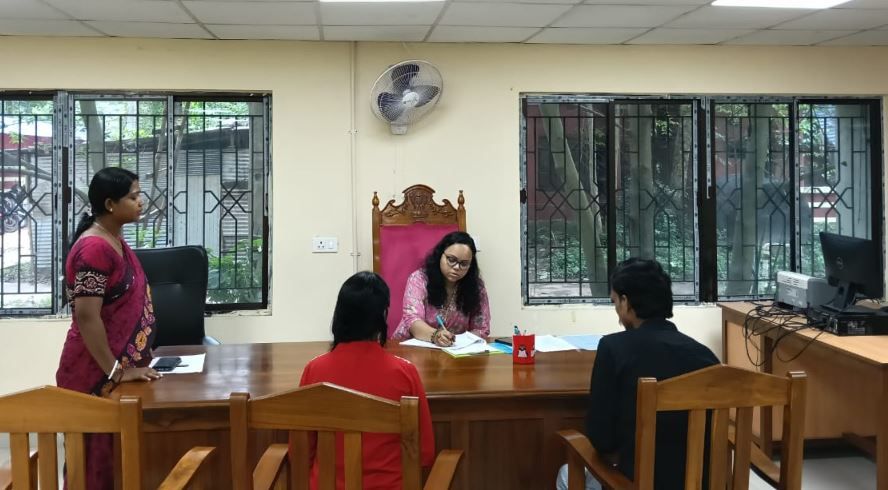 ঝাড়গ্রাম জেলা আইনি পরিষেবা কর্তৃপক্ষের হস্তক্ষেপে  কর্মচারী ভবিষ্যনিধি প্রকল্পের সম্পূর্ণ টাকা পেলেন স্ত্রী এবং মেয়ে!