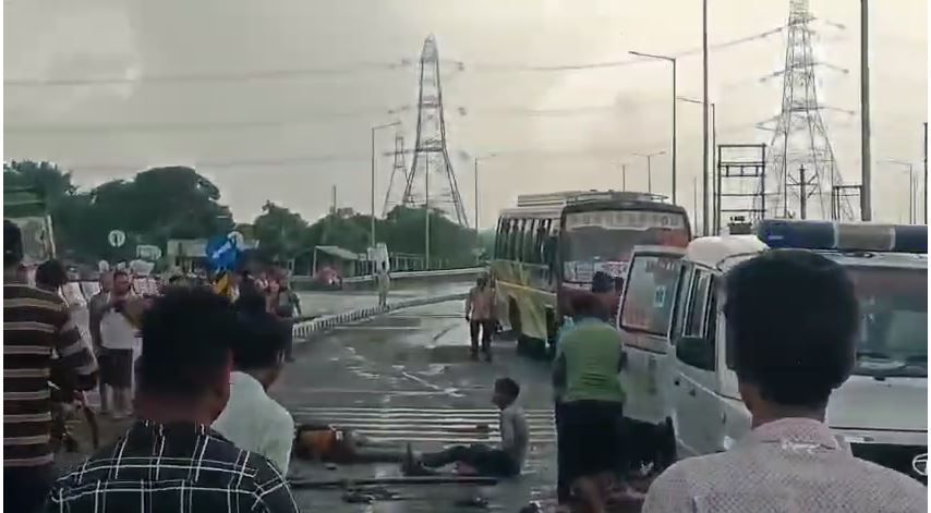 চন্দ্রকোনা রোডের কুবাই উড়ালপুলে দুর্ঘটনা পিকআপ ভ্যান উল্টে মৃত১,গুরুতর জখম অন্তত ১৩ জন!