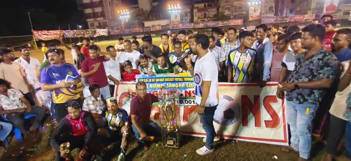 মেদিনীপুর শহরের সেকপুরার বড় গির্জার মাঠে  নির্মল সংঘ ক্লাবের পরিচালনায় দিবারাত্রি নক আউট ফুটবল প্রতিযোগিতার!