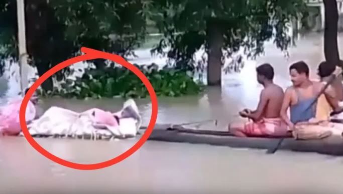 বন্যা কবলিত ঘাটালে প্রাক্তন কাউন্সিলরের স্ত্রীর মৃতদেহ,কলার ভেলায় করে শ্মশানে নিয়ে গেল পরিবার!