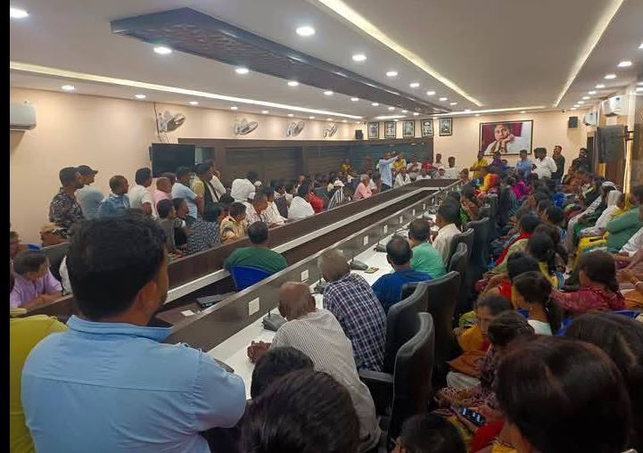 পশ্চিম মেদিনীপুর জেলার খড়গপুর পৌরসভার একটি মিটিংরুমে দলের কোন্দল সামনে!