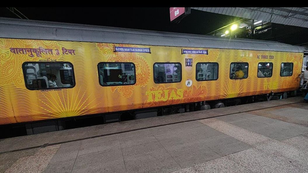 মাওবাদীদের বনধ, গড়বেতা স্টেশন সংলগ্ন শিলাই হল্টের কাছে  রাজধানী এক্সপ্রেস ট্রেন বিকট শব্দে দাড়িয়ে যায়!