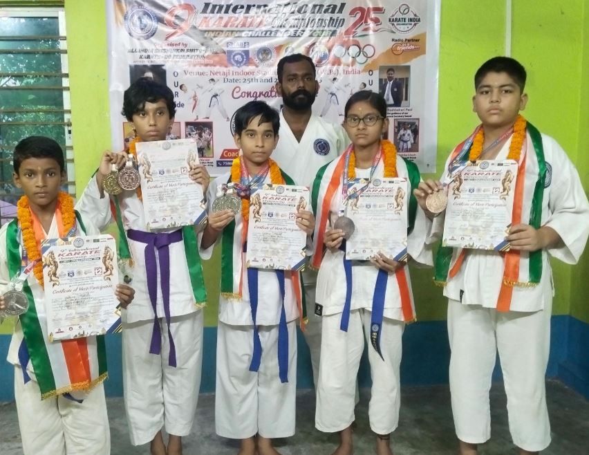 আন্তর্জাতিক ক্যারাটে প্রতিযোগিতায় নাম উজ্জ্বল করলো পশ্চিম মেদিনীপুর ছেলে ও মেয়েরা!