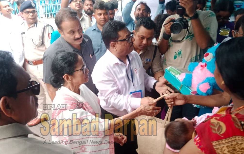 মুখ্যমন্ত্রী ঘাটালে বন্যা পরিস্থিতি পরিদর্শন সময় মা ও শিশুদের হাতে মেডিকেল কিট এবং ত্রাণের কিট তুলে দেন!