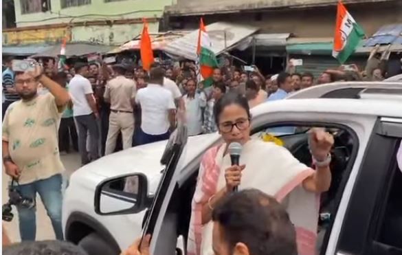 মুখ্যমন্ত্রী আরামবাগ-ঘাটাল সহ বন্যা পরিস্থিতি খতিয়ে দেখে  অবশেষে সন্ধ্যা নাগাদ মেদিনীপুর শহরে সার্কিট হাউজে প্রবেশ করেন!