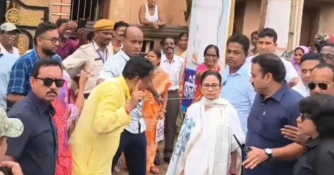 মেদিনীপুর সার্কিট হাউস থেকে বেরিয়ে পড়ে মুখ্যমন্ত্রী "আমাদের পাড়া আমাদের সমাধান" কর্মসূচি নিয়ে কথা বলেন পৌর প্রধান সঙ্গে!