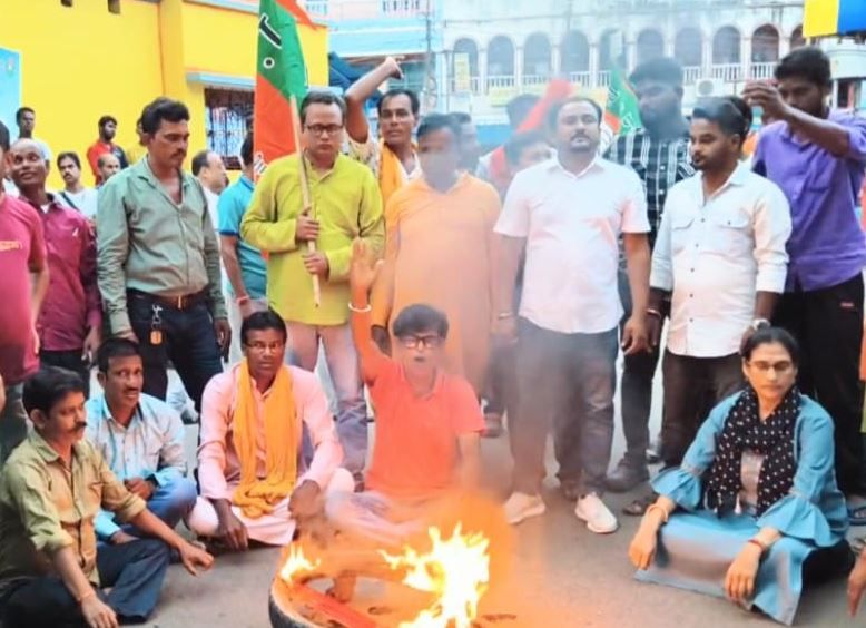 মেদিনীপুর শহরের বটতলা এলাকায় রাস্তায় টায়ার জ্বালিয়ে বিজেপির প্রতিবাদ বিক্ষোভ!