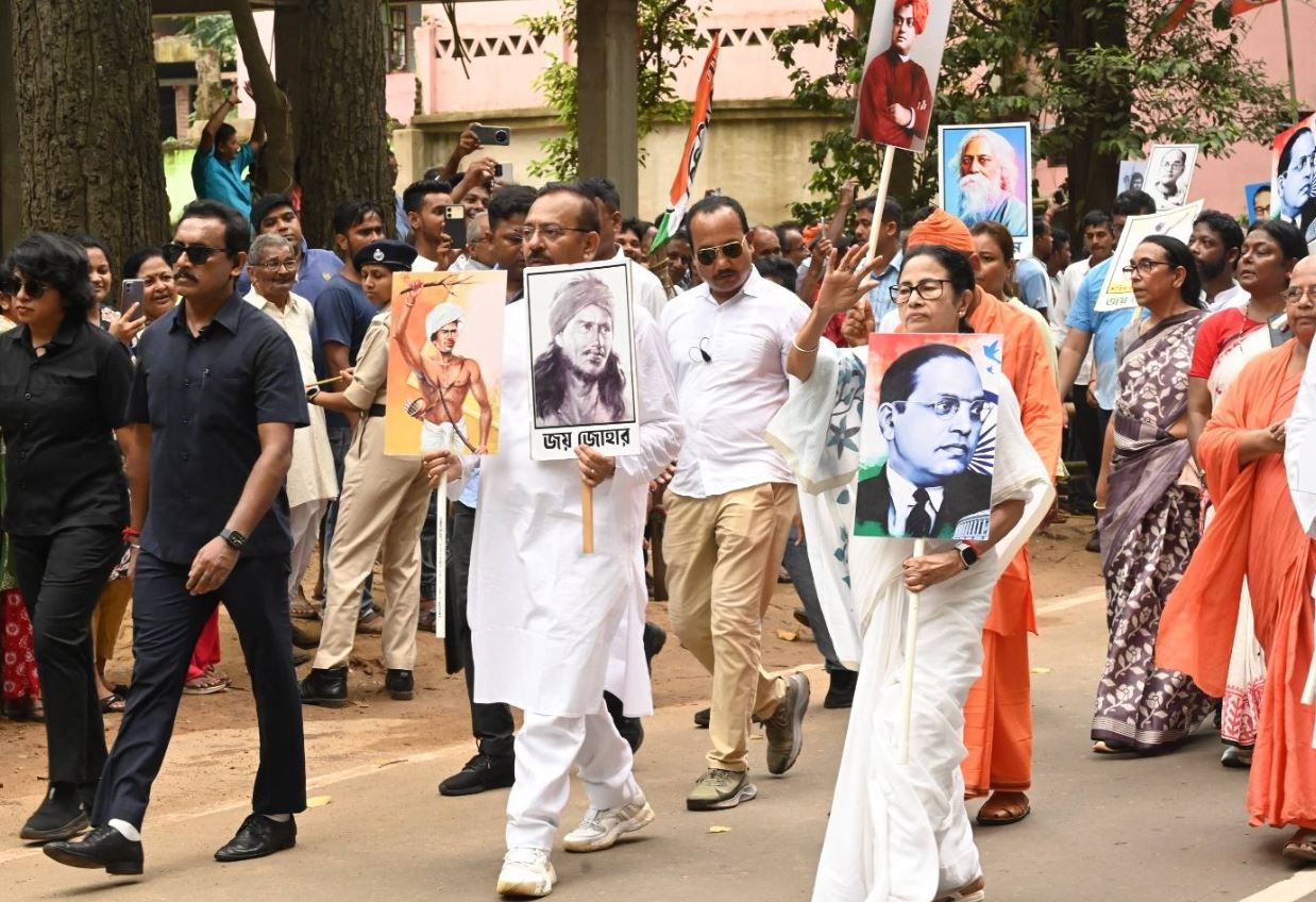 ঝাড়গ্রাম শহরে ভাষা-সন্ত্রাসের বিরুদ্ধে প্রতিবাদে রাস্তায় নামলেন মুখ্যমন্ত্রী!