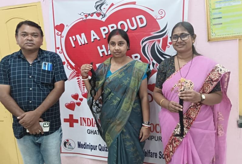 ভারতীয় রেড ক্রস সোসাইটির ঘাটাল শাখা কর্তৃক আয়োজিত ক্যান্সার রোগীদের জন্য চুল দান করলেন  মহিলারা!