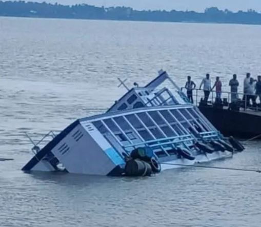 হলদিয়া- কুকড়াহাটি-ডায়মন্ড হারবার ফেরি লঞ্চ ডুবে গেল হুগলি নদীতে!