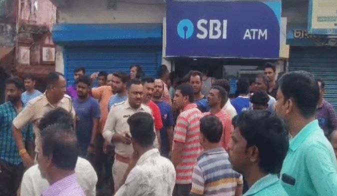 বাঁকুড়ায় এটিএম-এ টাকা চুরি করতে গিয়ে স্থানীয়দের হাতে গণধোলাই দুষ্কৃতীদের!