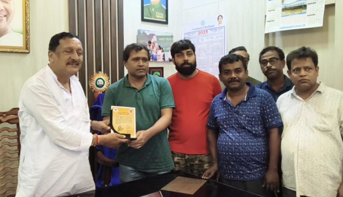 বাংলা পক্ষের আবেদনে সাড়া দিয়ে মেদিনীপুর শহরের সমস্ত ব্যবসায়িক প্রতিষ্ঠানে  বাংলাকে অগ্রাধিকারে সার্কুলার জারি করলো!