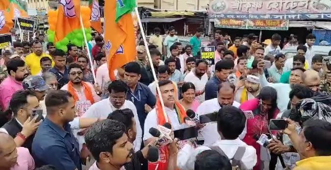 ঘাটালের কলেজ মোড় থেকে বিদ্যাসাগর সেতু পর্যন্ত পদযাত্রা করেন বিরোধী দলনেতা!