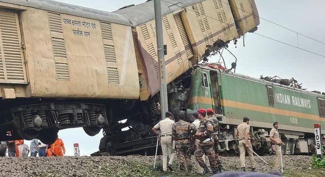 ভয়ঙ্কর ট্রেন দুর্ঘটনা,ঝাড়খণ্ডে দুটি ট্রেনের মুখোমুখি সংঘর্ষ!