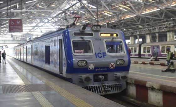 রবিবার শিয়ালদা স্টেশন থেকে আনুষ্ঠানিকভাবে AC লোকাল যাত্রা শুরু করল!