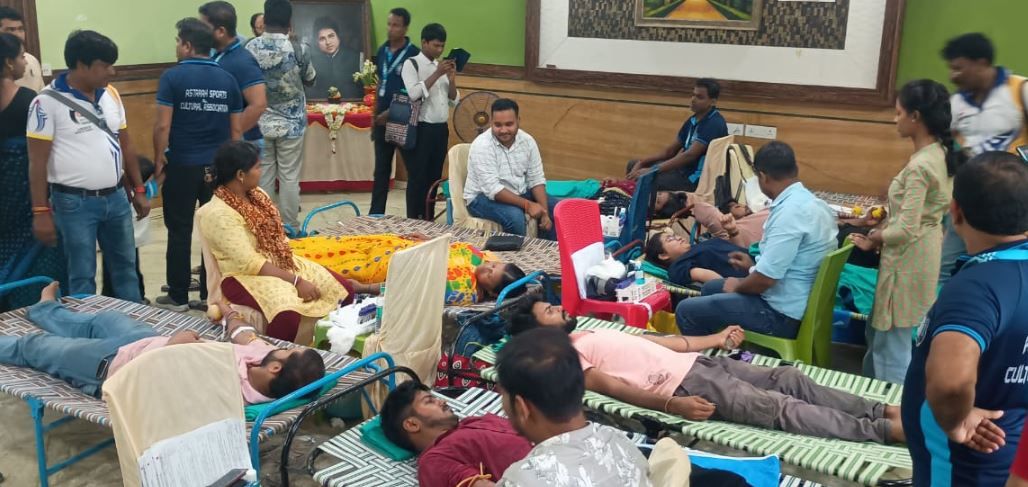 প্রয়াত শিক্ষাব্রতী মৌসম মজুমদার স্মরণে রক্ত দিলেন ২৮৫ জন, প্রকাশিত হলো যুদ্ধবিরোধী কবিতা সংকলন!