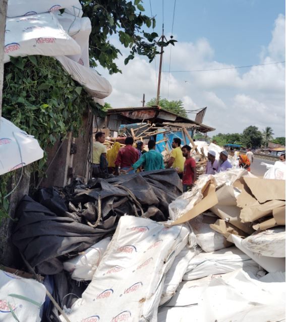 ১৬ নম্বর জাতীয় সড়কেরপাঁশকুড়া থানার অন্তর্গত সিদ্ধা বাজারে ভয়াবহ পথ দুর্ঘটনা!