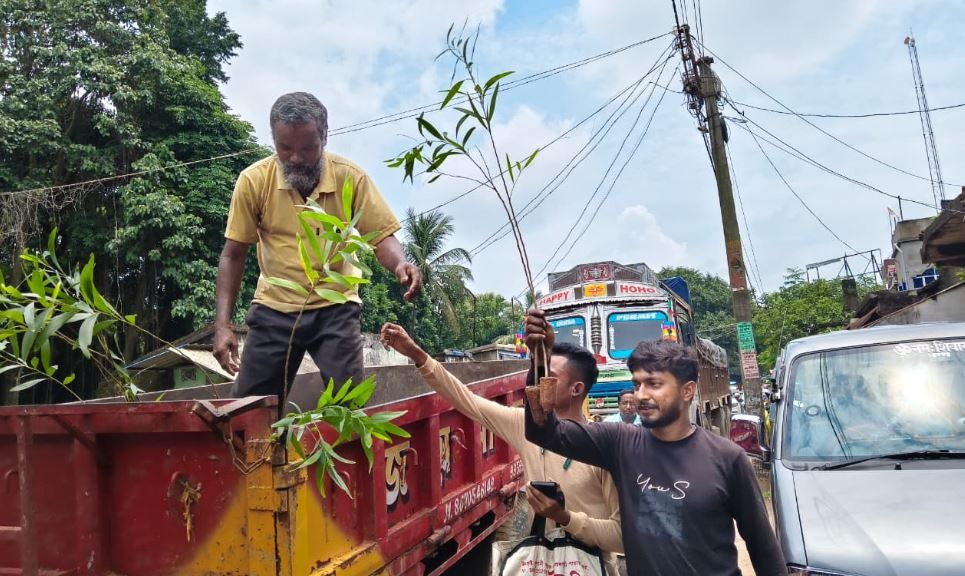 গড়বেতায় অভিনব উদ্যোগে প্রতিবন্ধীদের নিয়ে গাছ লাগানোর বার্তা!