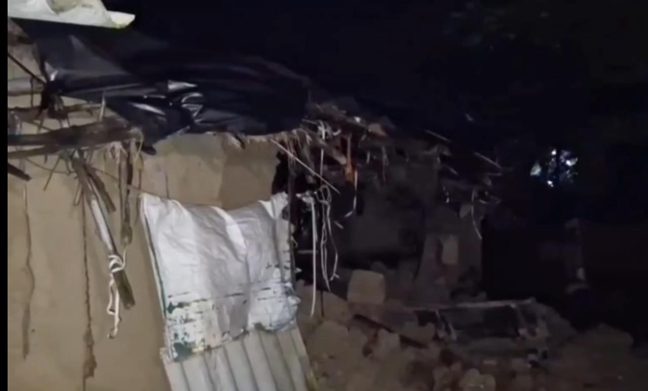 মেদিনীপুর পৌরসভা এলাকায় মাটির বাড়ি ভেঙে দেওয়াল চাপা পড়ে আহত হলো দুই আদিবাসী মহিলা!!