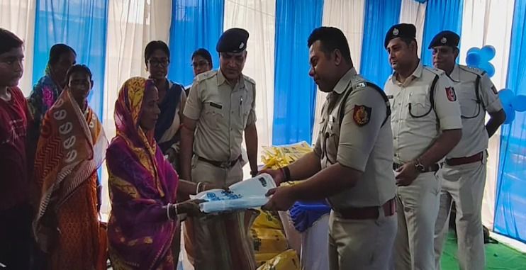 পুলিশ দিবস উপলক্ষ্যে পশ্চিম মেদিনীপুর পুলিশ প্রশাসন থেকে ঘাটালের বন্যা কবলিত মানুষদের হাতে ত্রাণ সামগ্রী কর্মসূচি!
