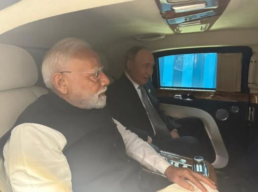 একই গাড়িতে চড়ে ৪৫ মিনিটের যাত্রায় কী কথা হলো মোদি ও পুতিনের!