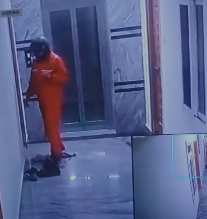 ফুড ডেলিভারি দিতে এসে জুতো চুরি অভিযোগ?
