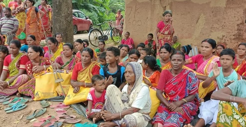 প্রত্যন্ত দুই গ্রামে পুজোর উপহার বিলির সাথে সাথে নানা বিষয়ে সচেতনতার পাঠ দিলো মেদিনীপুর কুইজ কেন্দ্র!