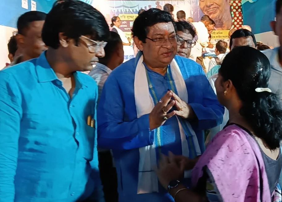 ছেলের নাম জড়িয়ে 'কুৎসা' রটাচ্ছেন দলেরই নেতারা,ক্ষুব্ধ বিধায়ক ড:সৌমেন মহাপাত্র   ও  স্ত্রী সুমনা মহাপাত্র!