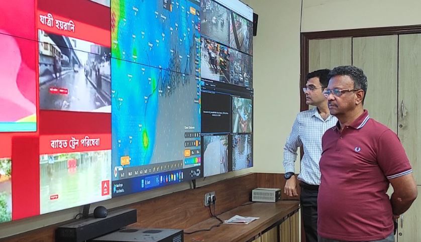 রেকর্ড বৃষ্টিতে জলমগ্ন গোটা কলকাতা!